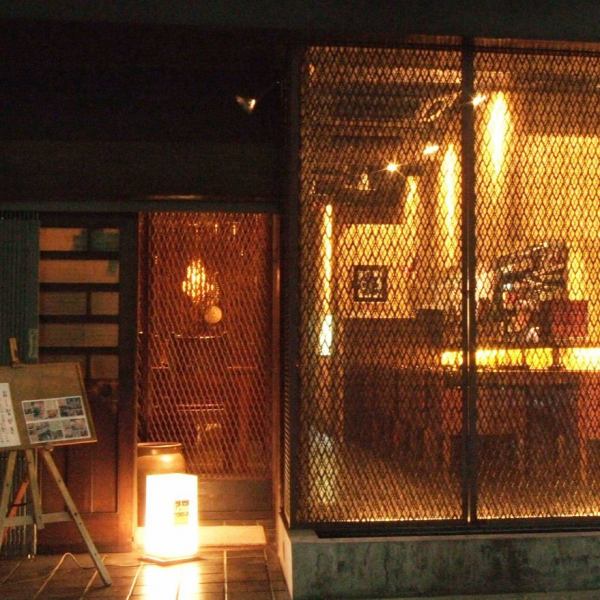 大切な人をもてなす場にぴったりの大人なお店。秘密にしておきたくなるような隠れ家ダイニング。カウンター席、テーブル席、個室をご用意しておりますのでお一人のお客様から大人数のご宴会まで幅広いシーンでご利用いただけます。みなさまのご来店心よりおまちしております。
