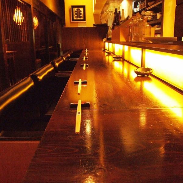 店内入ってすぐの場所にはカウンター席もございます。上品でありながらモダンな雰囲気も感じられる雰囲気となっております。カウンターはデートなどのご利用でとても人気のお席となっております。ドリンクも焼酎はじめ豊富に取り揃えておりますので、バー感覚でカジュアルにご利用いただける点でも人気のお席です。