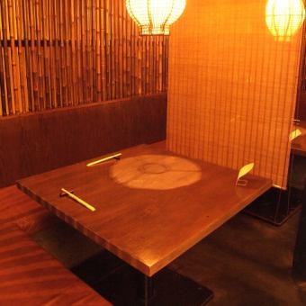 片側ソファの4名掛けテーブルは2卓ご用意がございます。ゆったりと座ってお食事を楽しまれる方は是非ご利用ください。