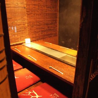 個室につきましては4名様個室、6名様個室を繋げて10名様個室として利用することもできます。お気軽にお問合せください。