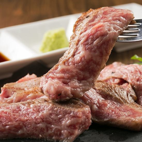 We provide steak with a shocking taste by vacuum low temperature cooking method.