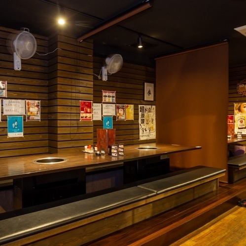 黒毛和牛をリーズナブルに楽しめる当店は、最寄駅から徒歩6分の便利な立地です。カウンター席やテーブル席を完備しており、お一人様でも大人数でも気軽にご利用いただけます。温かみのある照明の店内は、友人との楽しいひとときや、特別な日の食事にも最適。ちょっぴり大人な雰囲気の中で、美味しいお肉をご堪能ください。