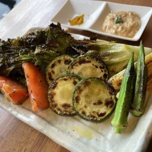 岩盐烤什锦夏季蔬菜、肉类和味噌蛋黄酱