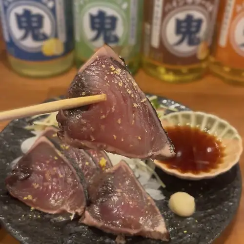 Seared bonito tataki with plenty of condiments and salt