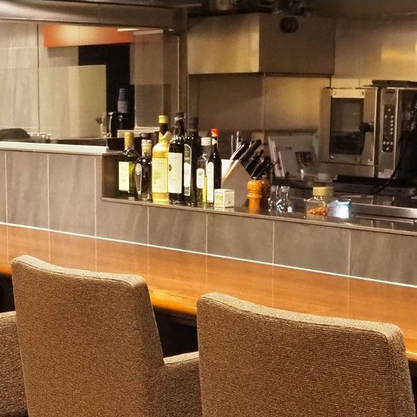 <<カウンター>>夜のひとときを多彩なお酒と共に過ごすのにぴったり。デートや日常使いにどうぞご利用ください。お一人様もお気軽にどうぞ。