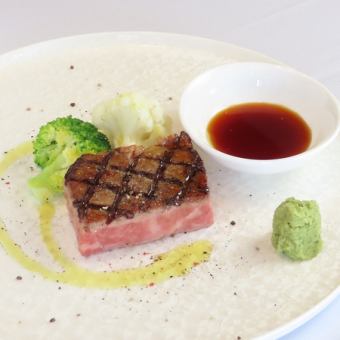和牛ロースの炭火焼き　わさび醤油で