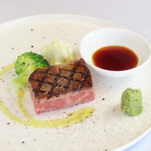 和牛ロースの炭火焼き　わさび醤油で