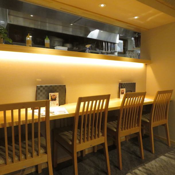 There are four counter seats that ensure line-of-sight privacy.It is perfect for use with small groups such as dating.Enjoy your meal in a more intimate atmosphere with your partner.Please use according to various scenes such as entertainment, celebration, anniversary, banquet.We are waiting for your visit from the bottom of my heart.