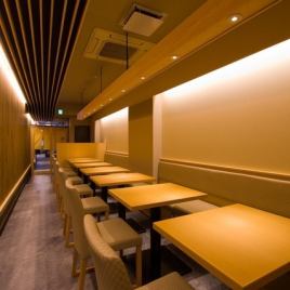 兩個人共有七個桌子座位，可通過間接照明營造一個寧靜的空間。可供2至14人使用。