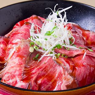 검은 털 일본소 로스트 비프 덮밥 점심
