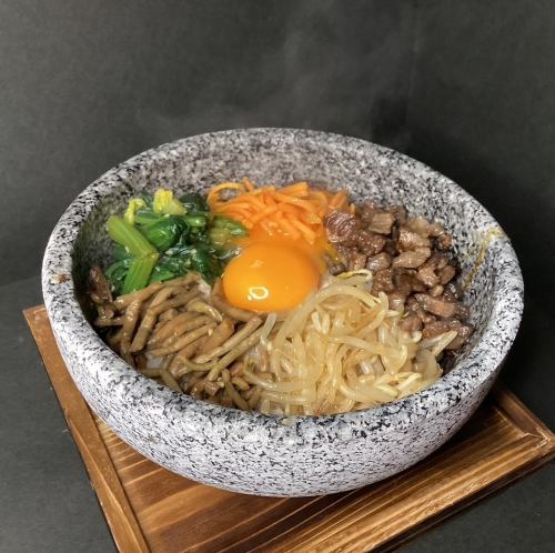 【充実の一品料理◎】香ばしさ広がる♪黒毛和牛石焼ビビンバ1,320円(税込)！〆には冷麺も1,100円(税込)！