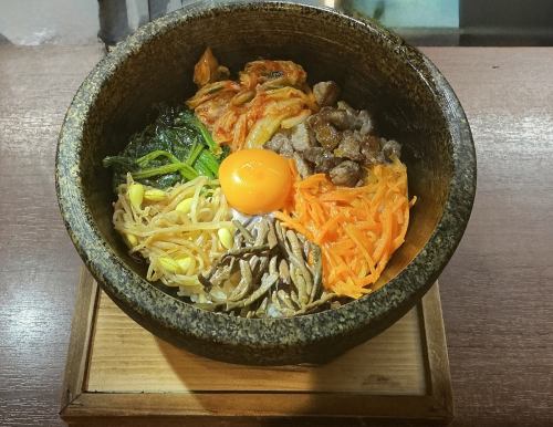 石頭煮熟的石鍋拌飯