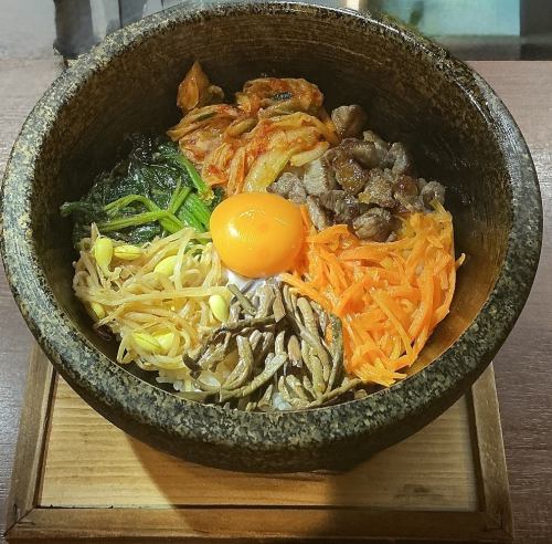 【充実の一品料理◎】香ばしさ広がる♪黒毛和牛石焼ビビンバ1,320円(税込)！〆には冷麺も1,100円(税込)！