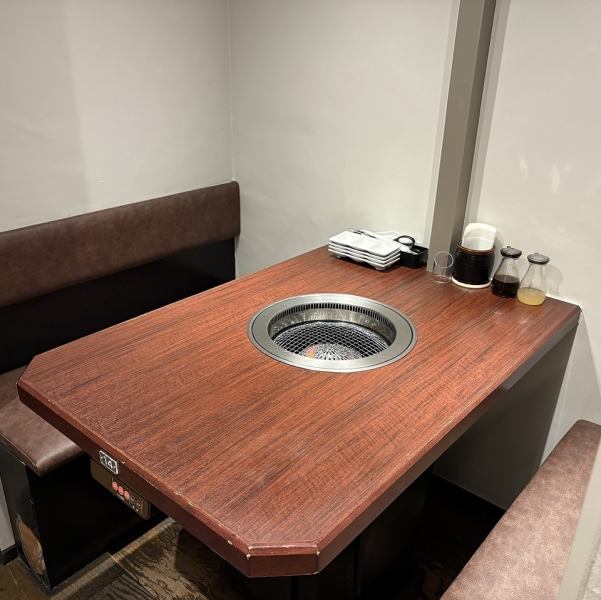 【家族・友人・女子会】4~6名様での女子会やご友人との食事、普段の家族の食事などにご利用いただける広めの6名掛けテーブルやお席を離してのご案内とはなりますが、最大19名様ほど入るテーブルをご用意しております。お子様も安心してご来店いただけるようお子様の食器もご用意しております。小規模の忘新年会にも♪