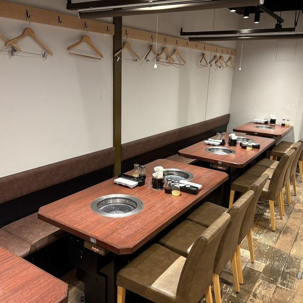 【1階・2階席】大小宴会も歓迎!!学生さんから会社帰りまで、いつでも幅広くお使い頂けます。新宿で焼肉をお探しの方はぜひ「牛角 西新宿店」にお越しください♪忘年会や新年会、打ち上げなど様々な宴会シーンでご利用いただけます。大人数でもご利用も当店におまかせください!