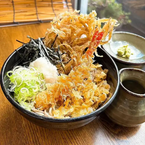 【看板メニュー】こだわりのそば粉を使用した海老天そば