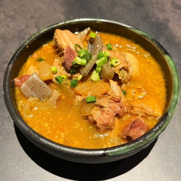 【こだわり】絶品のもつ煮込み、じっくり煮込んだ旨味が凝縮！居酒屋で味わう本格的な一品 385円