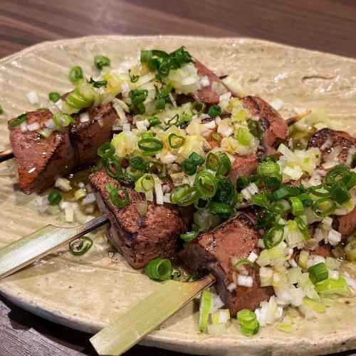 【こだわり】兎に角名物!、新鮮なレバーを香ばしく炙りとろける食感!絶品炙り上レバー串