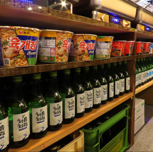 店内は落ち着いたインテリアでまとめられています。お料理やお酒と共に雰囲気もお楽しみいただけます。写真映えするお席ですので各種シーンでも喜ばれます◎お席の前でサムギョプサル焼いて提供してくれるので、SNS映えにも最適です。【鉄板焼き・サムギョプサル・食べ飲み放題・チキン】