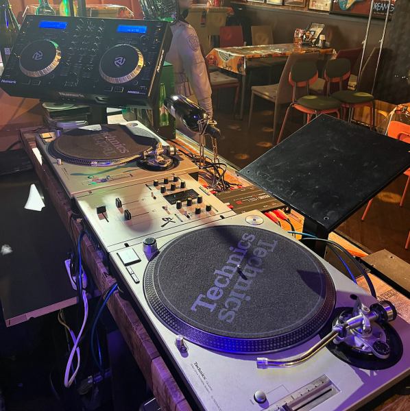 【★貸切特典★設備・プロジェクター・DJブース・音響などのご自由に利用可能◎】パーティ用の設備はばっちり◎豊富な飲み放題付♪最大45名様まで収容可能◎大人数で宴会コースの予算や内容もお気軽にご相談ください！数々のパーティをサポートしてきたスタッフがぴったりのプランを提示します♪駅からのアクセス抜群◎