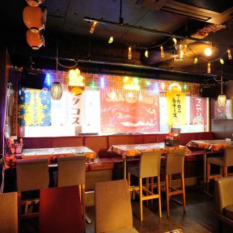 我们提供各种桌椅，可容纳 2 至 12 人。