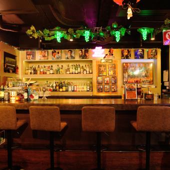 充满时尚氛围的高柜台上摆满了玻璃杯和瓶子。对于那些想要坐在一起的情侣或朋友，即使他们单独旅行，也推荐这种方式。