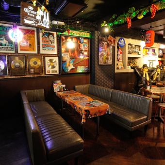 我们提供各种桌椅，可容纳 2 至 12 人。