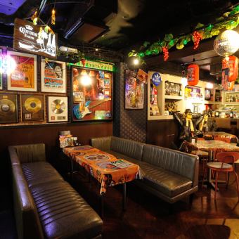 我们还提供古董风格的经典沙发。可容纳 6 至 8 人。