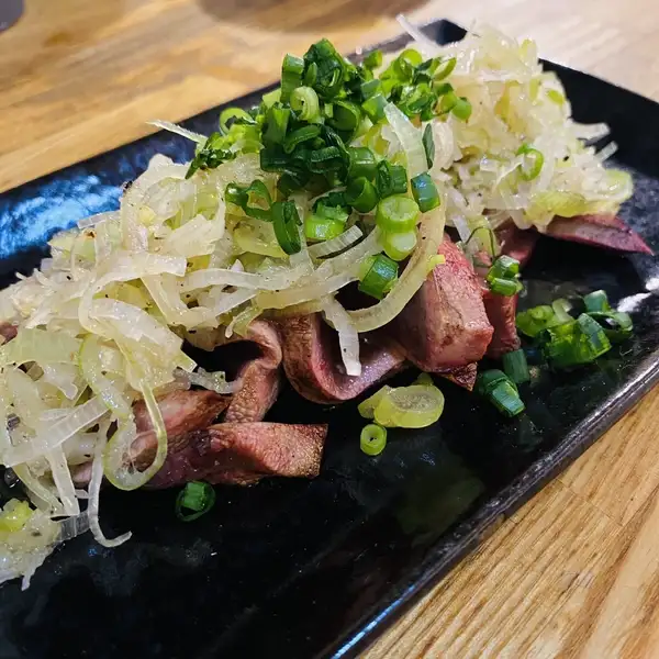 レバーの概念を覆す…?!この新鮮さ、食感、ネギ・ごま油とのハーモニー…一智自慢の【レバテキ】