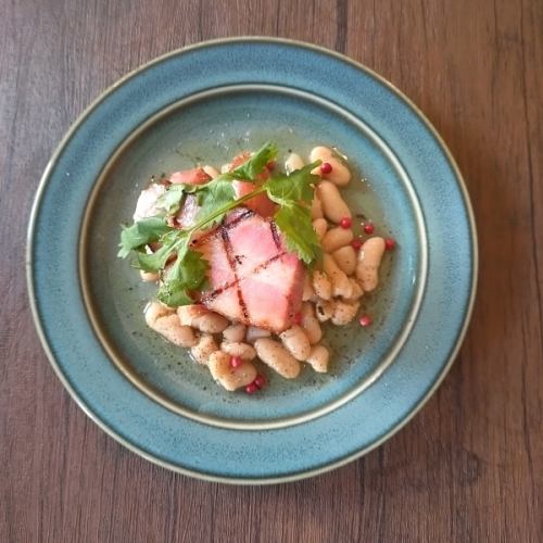 ソーセージとベーコンのグリルとインゲン豆の煮込み