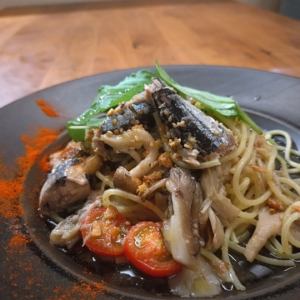 低温調理した秋刀魚とキノコのオイルパスタ 柚子胡椒風味