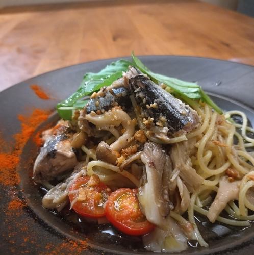 低温調理した秋刀魚とキノコのオイルパスタ 柚子胡椒風味