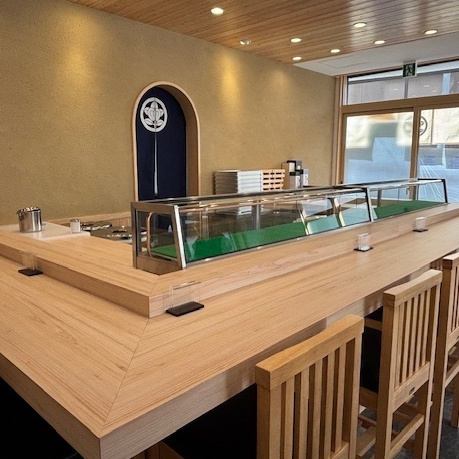 お一人様はもちろん、ご友人同士やご夫婦、カップルでのご利用に最適なカウンター席を12席ご用意しています。目の前で職人が握る様子を眺めながら、新鮮なネタの寿司やお料理を五感で楽しんでいただけます。ちょっと一杯飲みたいサク飲みにもぴったりで、気軽に立ち寄っていただける雰囲気です。