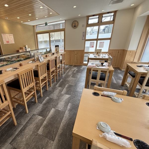 ファミリーでの食事や、大切な仲間との女子会、大人数でのご宴会に最適なテーブル席をご用意しています。広々とした空間で、最大14名様までご利用可能です。美味しいお料理とお酒を囲んで、思い出に残る素敵なひとときをお過ごしいただけます。多様なシーンに対応できる当店で、楽しい時間をお過ごしください。