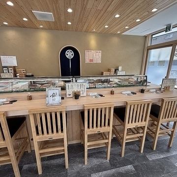 当店では、すべてのお客様に心地よくお過ごしいただけるよう、店内の空間づくりに配慮しています。車椅子をご利用のお客様にも安心してお越しいただけるようバリアフリーに対応しており、小さなお子様連れのご家族には、キッズチェアもご用意しています。どんなシーンでも、心ゆくまでお料理とお酒をお楽しみください。