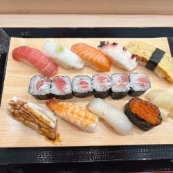 Nagomi: 9 pieces of sushi + 1 roll + soup