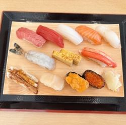 Miyabi: 11 pieces of sushi + soup