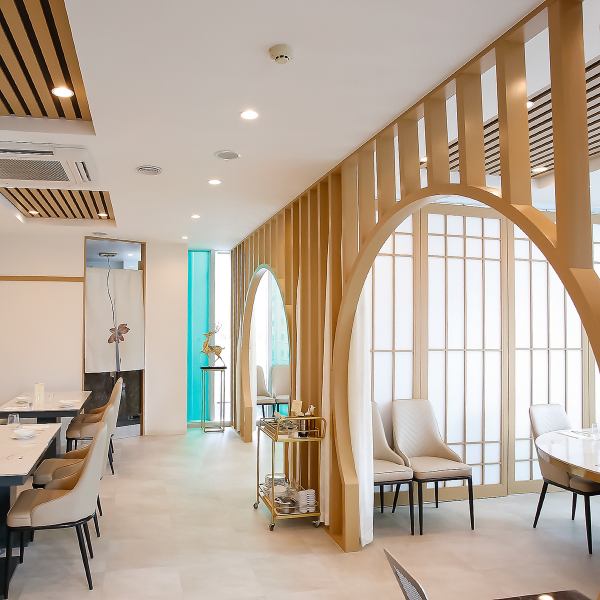 【落ち着いた雰囲気と高級感あふれる空間】白を基調とした高級感ただよう当店で、特別なひとときをお楽しみください。店内には生きた魚介が泳ぐ水槽があり、お客様が選んだ新鮮な海の幸をシェフが目の前で調理します。心ゆくまでお料理をお楽しみください。