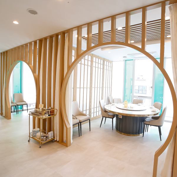 【友人、ご家族との集まり、ビジネスミーティングにも。】当店の個室は、最大16名様までご利用いただける贅沢な空間です。道頓堀の美しい景色を一望できる特別なロケーションで、プライベート感溢れるひとときをお過ごしいただけます。ぜひ素敵な時間をお楽しみください。