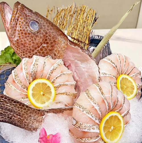 水槽を泳ぐ新鮮な海の幸！