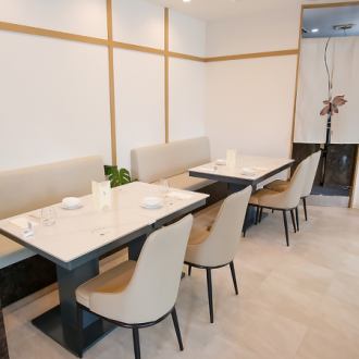 白を基調とした高級感あふれる店内には水槽が設置されており、新鮮な魚介類をお客様ご自身で選んでいただけます。選ばれた素材は、シェフがその場で手際よく調理します。目の前で仕上げるライブ感に満ちた体験をお楽しみください。