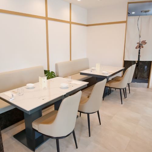 白を基調とした高級感あふれる店内には水槽が設置されており、新鮮な魚介類をお客様ご自身で選んでいただけます。選ばれた素材は、シェフがその場で手際よく調理します。目の前で仕上げるライブ感に満ちた体験をお楽しみください。