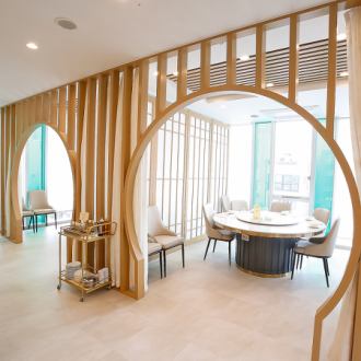 道頓堀を一望できる贅沢な個室で、最大16名様までお迎えいたします。美しい夜景を眺めながら、特別なひとときをお過ごしください。プライベート感溢れる空間は、ビジネスミーティングや大切な人とのお食事、各種ご宴会にも最適です。