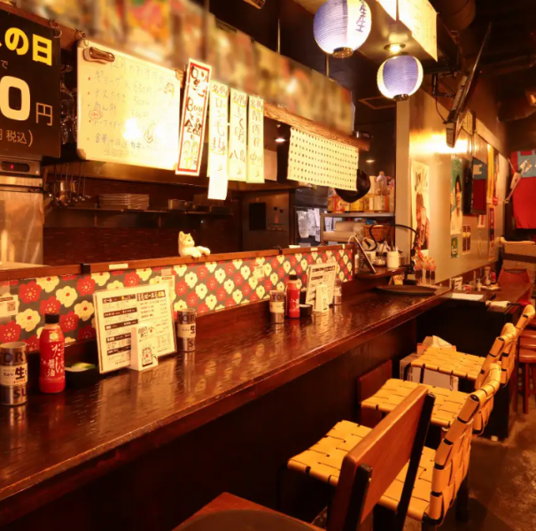 広々と遊び心ある店内で美味しい天串をお腹いっぱいお召し上がりください！人気のカウンター席は横並びに座れるのでデートにもピッタリです。仕事帰りのサク飲みにも是非ご利用ください。各種ご宴会でもお気軽にお使いください。