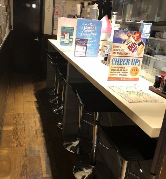 The restaurant has 13 seats, including 7 counter seats and 6 semi-private table seats.We have installed an acrylic board on the counter and are working to prevent infectious diseases by frequently ventilating! We used to stand and drink, but now we have chairs.