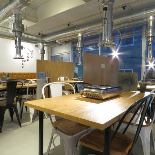 The interior of the store has a feeling of openness, and the wood-grained tables and chairs add warmth to the simple space.You can enjoy your meal in a relaxed mood in a refreshing and calm atmosphere!