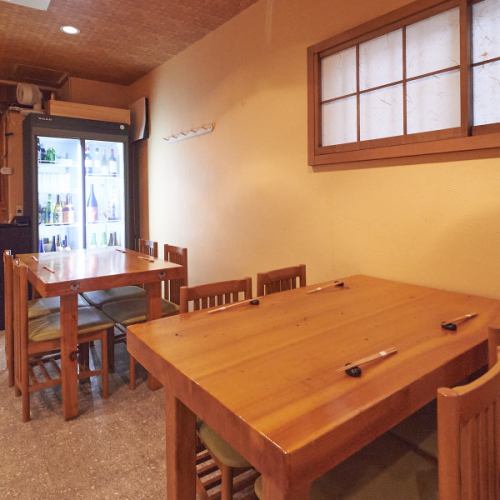 <p>JR蒲田駅東口より徒歩約3分でアクセスの良い当店には、テーブル、カウンター席の他にお寛ぎいただける半個室のお座敷も完備。お仕事帰りの同僚や仲間、ご家族とのお食事のほか、接待利用などにもおすすめです。また、大勢でのご利用の際の貸切や、お席の調整は人数に応じて柔軟に対応致しますのでお気軽にご相談ください。</p>