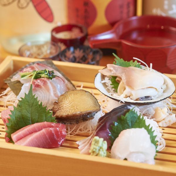 季節ごとの魚介の味が愉しめる!店主自ら豊洲市場で仕入れした鮮魚を調理してご提供★『さしみ盛り合わせ』