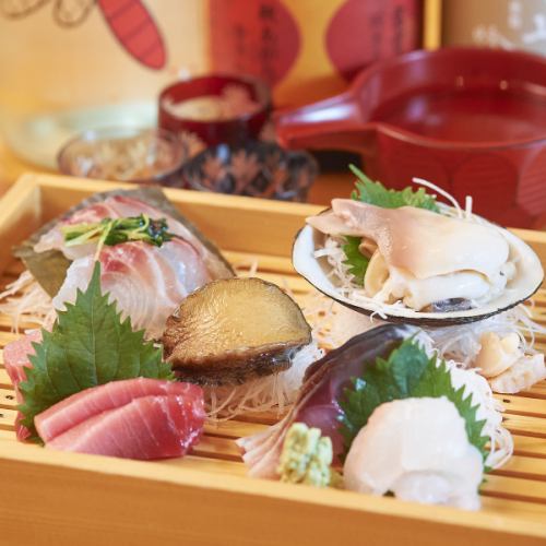 季節ごとの魚介の味が愉しめる!店主自ら豊洲市場で仕入れした鮮魚を調理してご提供★『さしみ盛り合わせ』