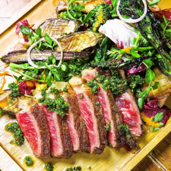 約1kgの塊のリブを骨付のまま豪快にグリル[Ribeye on the bone」